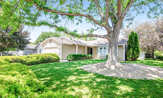 West Valley Maison | Homey, dog-friendly escape with private yard, WiFi & W/D