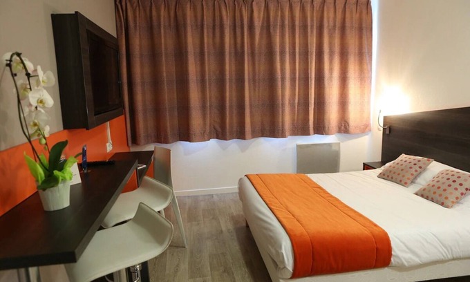 Chevilly-Larue Hôtel | Homey Studio: Paid Breakfast & Metro Nearby - Enjoy Parisian Trip!