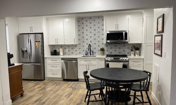 Contra Costa Centre Copropriété | Honey Trail Hideaway, a beautifully updated ground-floor condo w/AC