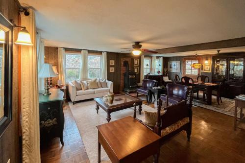 Horse Shoe Maison | Honeybee Hideout