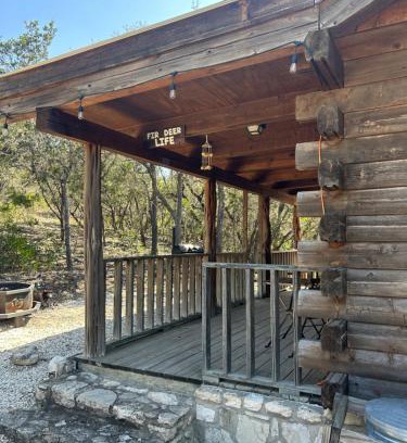 Concan Maison | HoneyComb Hideouts Fir Deer Life cabin