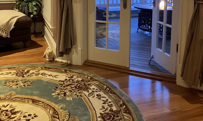 Dufferin Lit Et Petit-Déjeuner | Honeymoon Suite w/private deck over looking St Croix River.