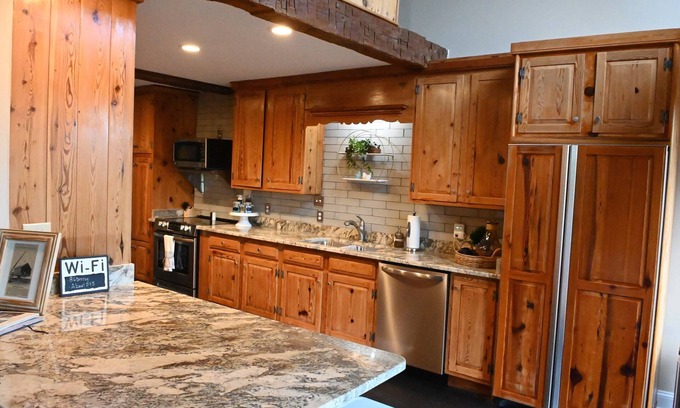 Waynesboro Maison | Honeysuckle Ridge, Safe & Immaculate