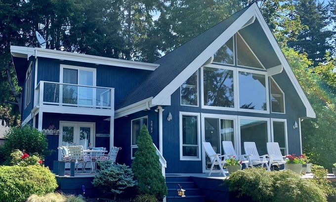 Burley Maison | Hood Canal "Seaside Chalet". Beautifully updated and decorated. Lovely setting!