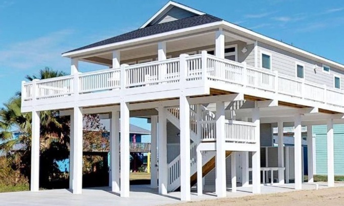 Crystal Beach Cabine | Hook, Wine, & Sinker - Crystal Beach, TX - Charming 3-bedroom Vacation Getaway!
