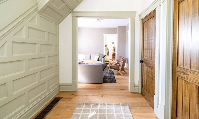 Kent Maison | Hop House is a calm home that comfortably sleeps 8. Walkable to downtown Kent!