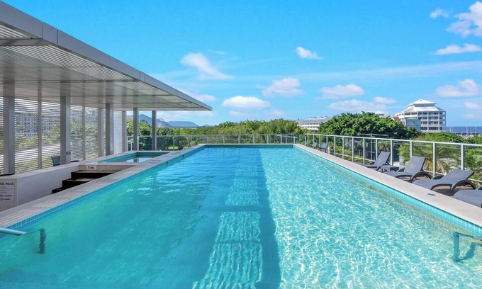 Cairns Central Business District Appartement | Horizons at Harbour Lights Tropical Poolside Flair