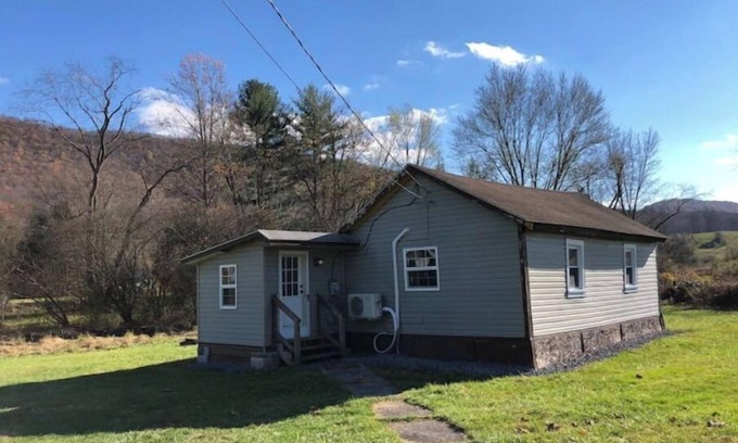 Manns Choice Cabine | Horns Cabins - Allegheny Cabin by the roadside