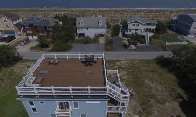 Broadkill Beach Maison | Horseshoe Haven - Roof Deck, Beach & Marsh Views, Game Room, 3min. walk to Beach