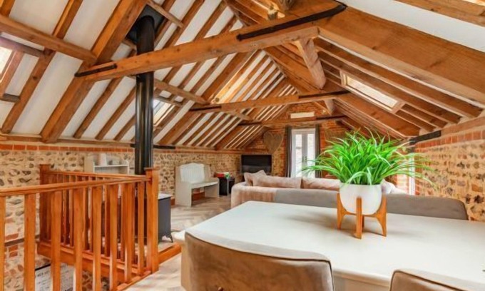 Roughton Appartement | Host & Stay | Rogues Barn