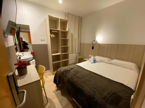 La Maternitat i Sant Ramon Maison | Hostal BESTPRICE Barcelona Stadium