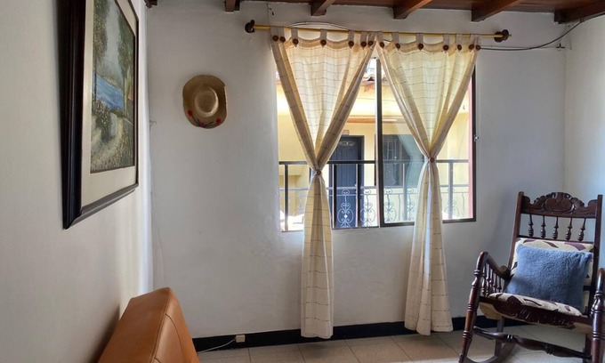 Guatape Maison | Hostal La Casona, A Media Cuadra del Parque Principal y el Malecom, pet Friendly
