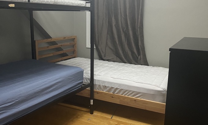 Centretown West Appartement | Hostel Gladstone Ottawa Ontario rooms availability confortable near parliament.