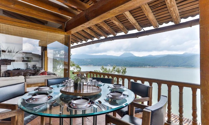 Centro Maison | Hostpal Casa Palomares con vista al lago