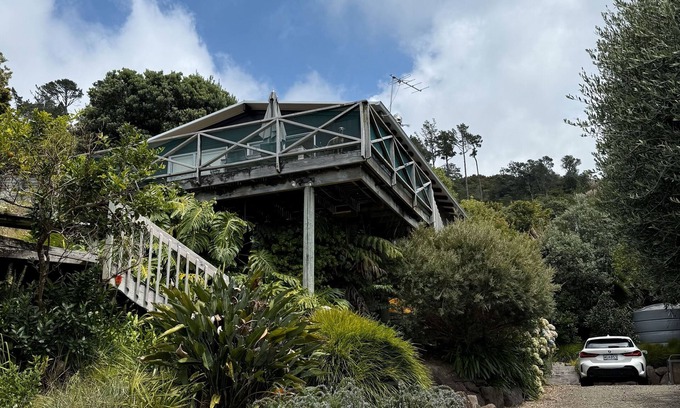 Hahei Maison | Hosts on the Coast Black Bach