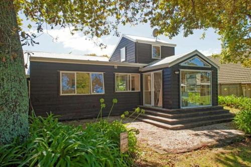 Pauanui Maison | Hosts on the Coast Cape Cod on Kennedy