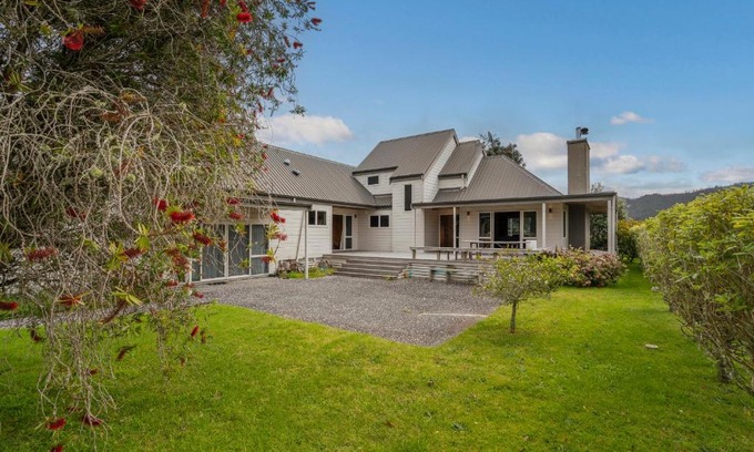 Tairua Maison | Hosts on the Coast Estuary Views Tairua