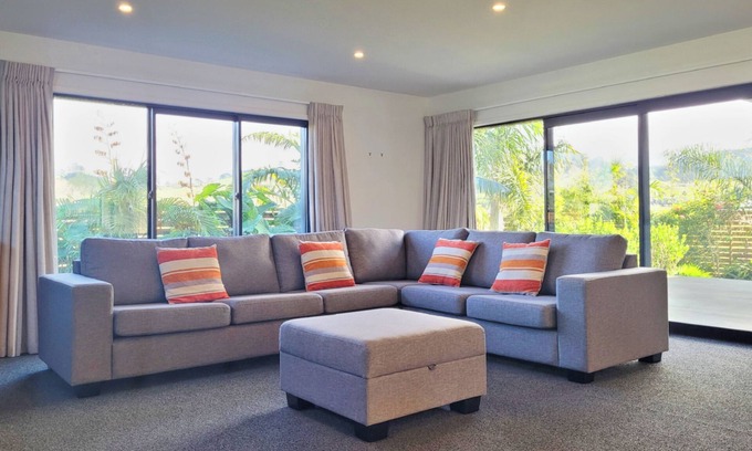 Waihi Beach Maison | Hosts on the Coast Hillview Hideaway