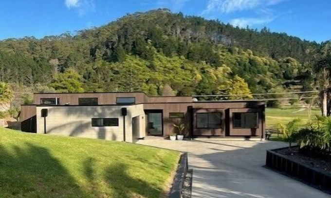 Whangamata Maison | Hosts on the Coast The Country Club