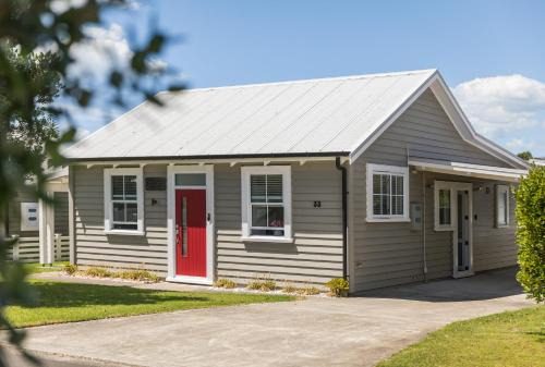 Waihi Beach Maison | Hosts on the Coast Pohtukawa Cottage