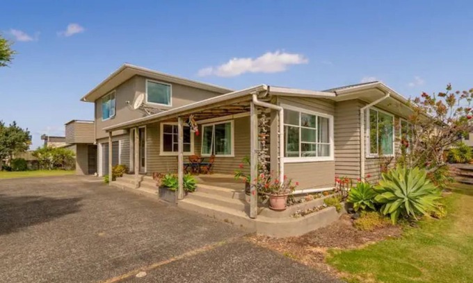 Whitianga Maison | Hosts on the Coast View to Mercury