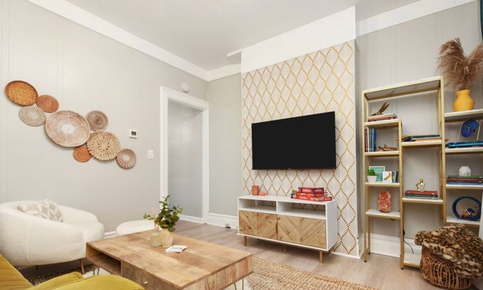 Lawrenceville Maison | ★ HostWise Stays ★ 4 Blocks From UPMC Children's