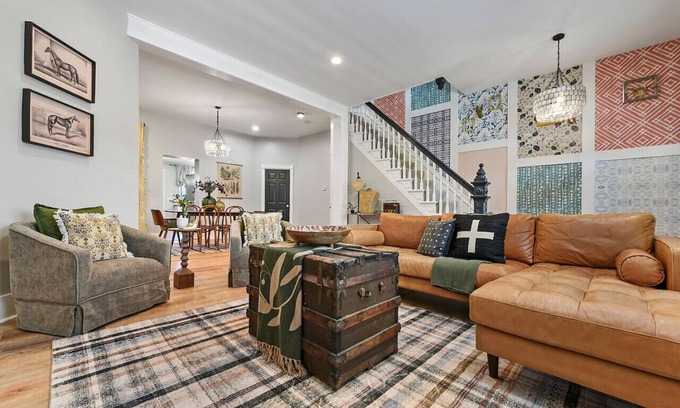Pittsburgh Maison | ★ HostWise Stays ★ Foxy home, off-street parking, new remodel!