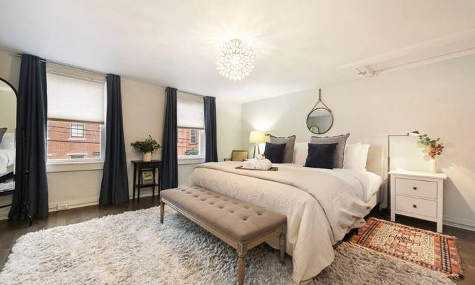 Central Northside Maison | ★ HostWise Stays ★ Off-Street Parking, King Bed, Amazing War Streets!