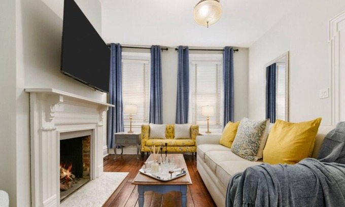 Central Northside Maison | ★ HostWise Stays ★ Restored Victorian in the Mexican War Streets! Garage parking, family friendly