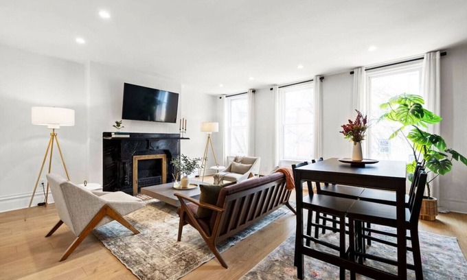Central Northside Appartement | ★HostWise Stays★ Stylish War Streets Retreat | Easy Walk to Stadiums & Dining