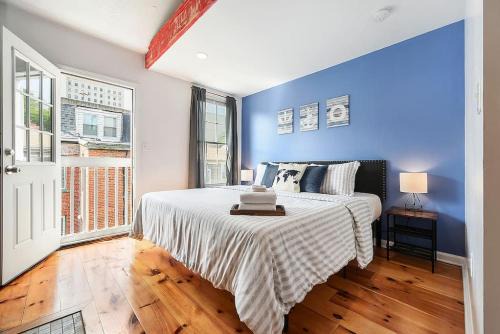 East Allegheny Maison | HostWise Stays - The "Row" House - Beautiful Space, Two King Beds