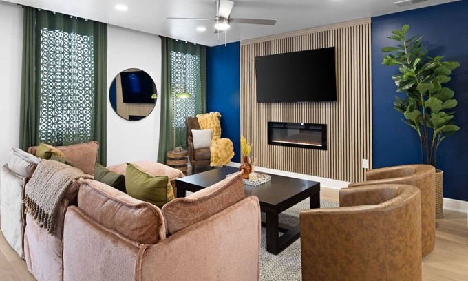 Central Northside Maison | Hot Tub | 5br | Parking | Deck | Amenities Galore!