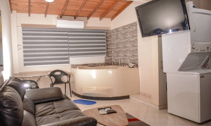 Castropol Appartement | Bain à remous, AC 1 chambre Calle 8 3 blocs de Lleras. Apt 303