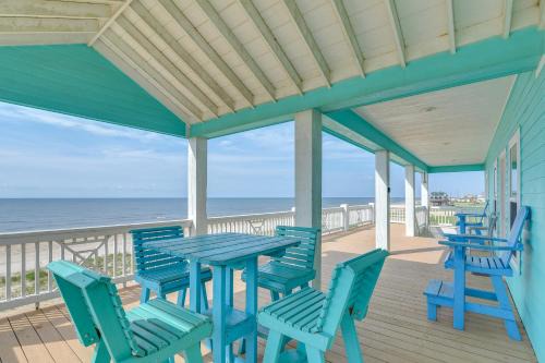Gilchrist Maison | Hot Tub and Bay Views Beachfront Gilchrist Retreat