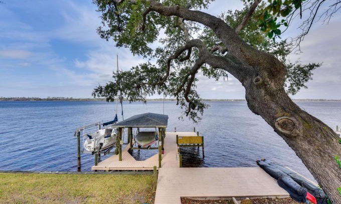Panama City Maison | Hot Tub and Boat Dock Getaway on Deerpoint Lake!