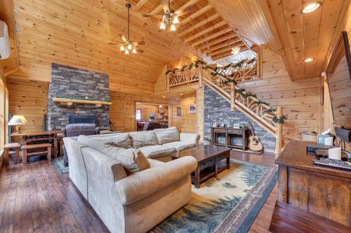Old Forge Maison | Hot Tub and Dock Waterfront Cabin in Old Forge!