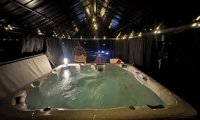 University Hills Appartement | Hot Tub and Pickleball Retreat with a Playground and a Garden