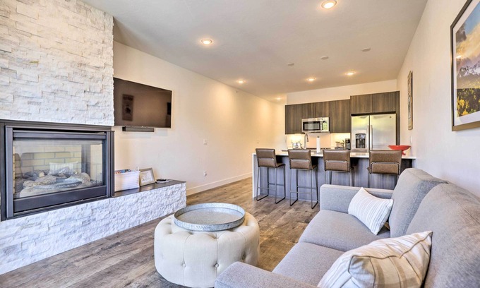 Willow Grove Copropriété | Hot Tub & Balcony: Riverfront Silverthorne Condo!