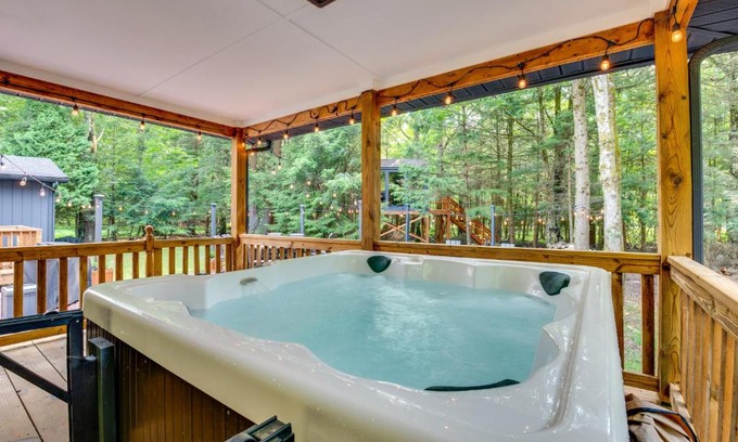 Albrightsville Maison | Hot Tub, Beach Access Albrightsville Retreat!