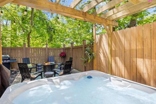 Ithaca Maison | Hot Tub! Close to Cornell, Ithaca College, Commons!