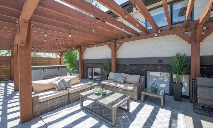 Vernon Maison | HOT TUB, Family friendly home with Lakeviews minutes away to SilverStar and Golf