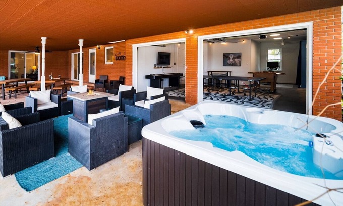 Johnson City Maison | Hot Tub, Fire Pit, Game Room, Block to Main St!