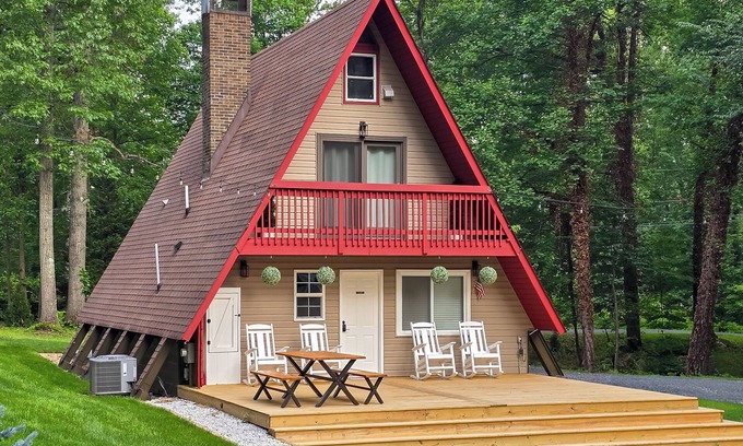 Ruby Cabine | Hot Tub, Fire Pit & Patio: A-Frame Stafford Cabin