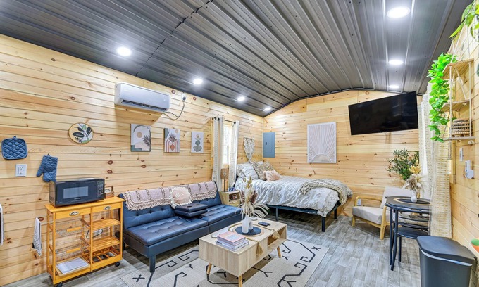 Catlettsburg Appartement | Hot Tub, Fire Pit: Lake-View Catlettsburg Getaway!