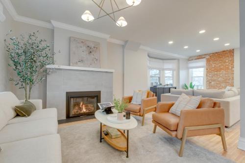 City Park West Maison | Hot Tub, Fire Pits Ideally Located Denver Home!