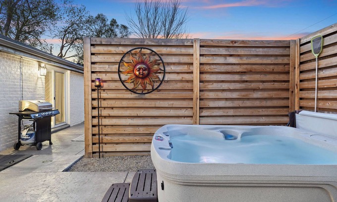 Lakewood Maison | Hot Tub, Firepit, Putt Putt, Family Friendly!