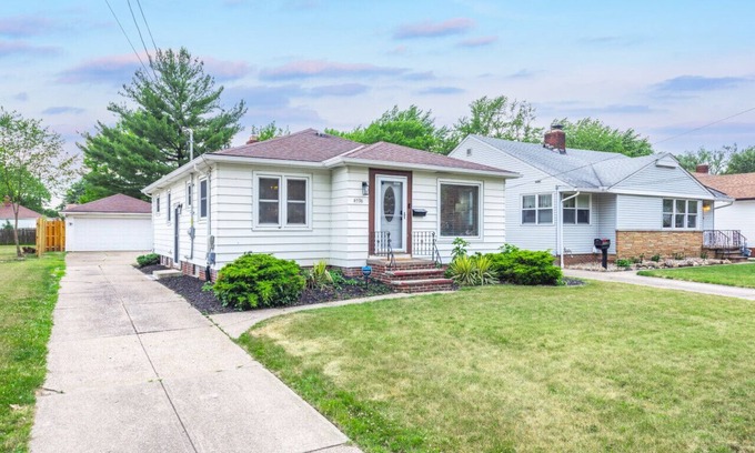 Parma Heights Appartement | Hot Tub|Game Room w/Shuffleboard|N64|Sleeps 8