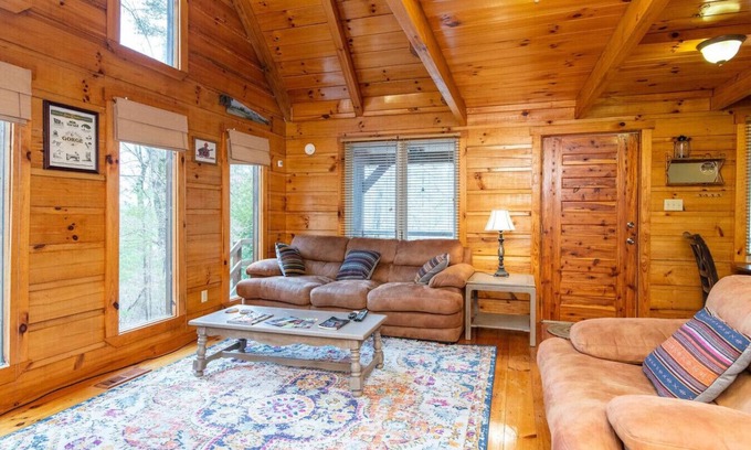 Campton Appartement | Hillside Loft à Red River Gorge, KY! Bain à remous, foyer, télévision satellite