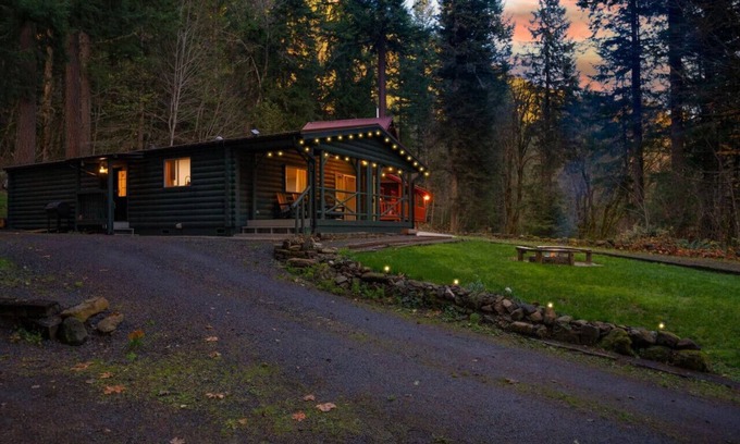 Ashford Cabine | Hot Tub, King Bed, EV Charger 5 MI to Mt Rainier