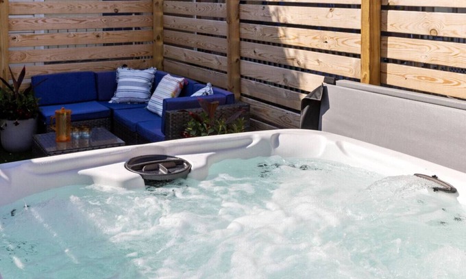 Lawrenceville Appartement | Hot Tub | Light & Bright w/Deck | Walk to Butler!